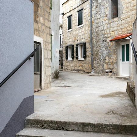 Apartments By The Sea Kastel Kambelovac, Kastela - 8679 Buitenkant foto