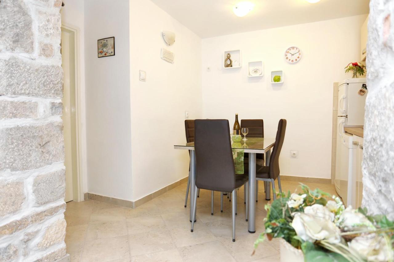 Apartments By The Sea Kastel Kambelovac, Kastela - 8679 Buitenkant foto