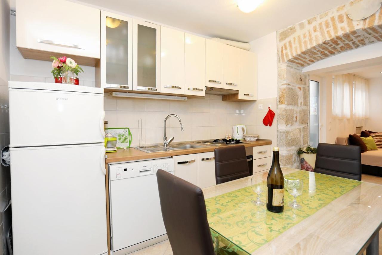 Apartments By The Sea Kastel Kambelovac, Kastela - 8679 Buitenkant foto