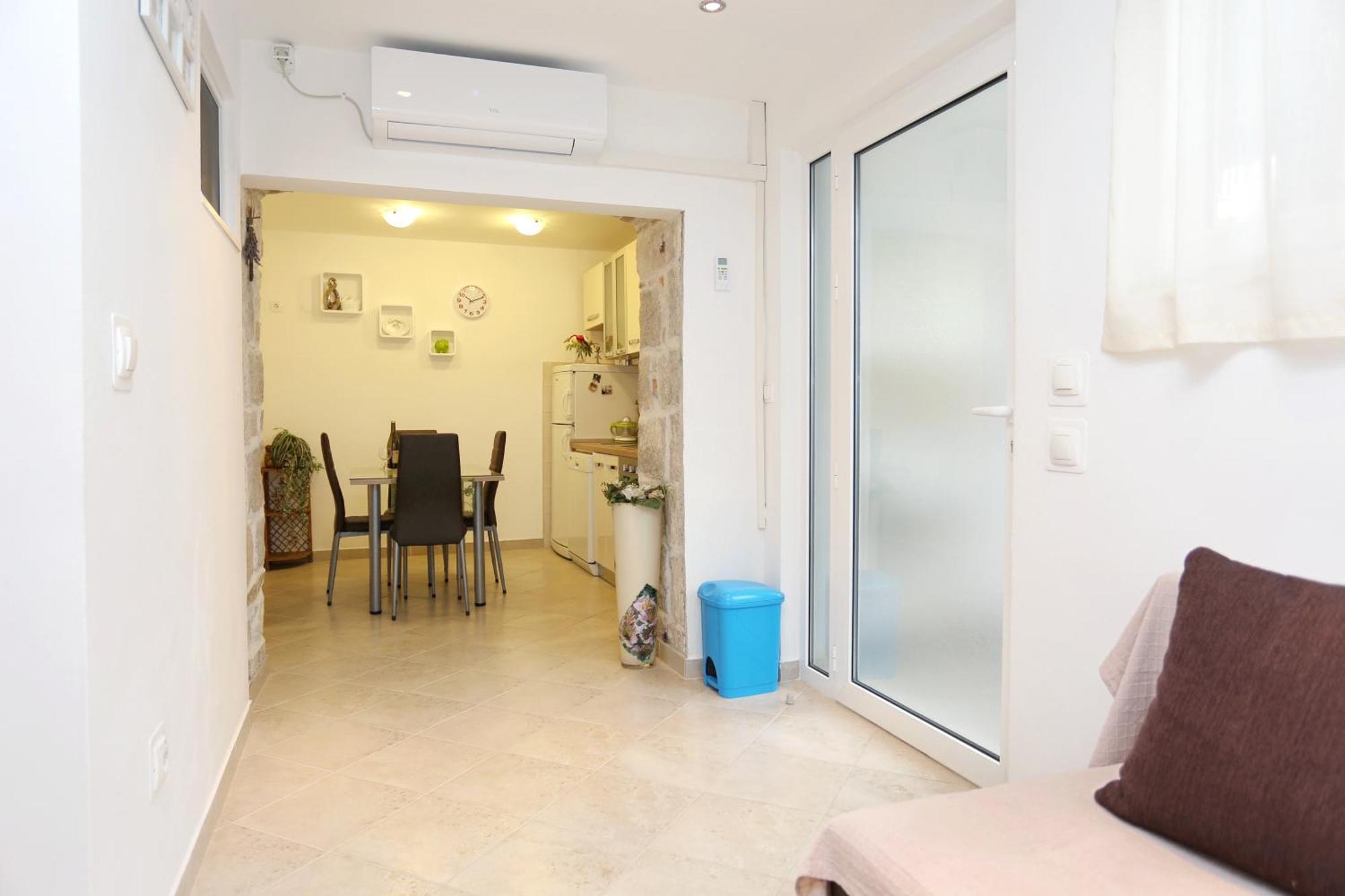 Apartments By The Sea Kastel Kambelovac, Kastela - 8679 Buitenkant foto